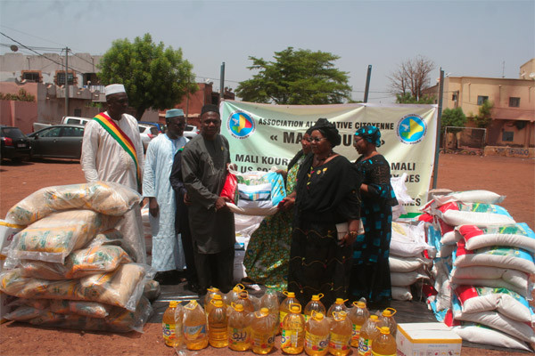 Ramadan : AC-Mali koura offre des vivres à des veuves de la commune I