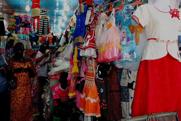 Marché des habits pour enfants : La valse des étiquettes