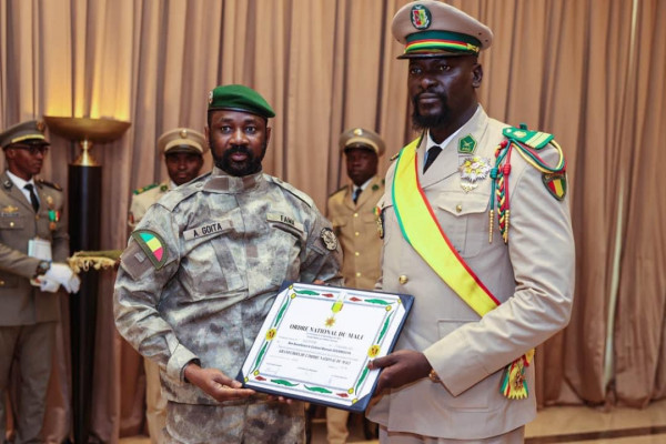 Mali : Le président guinéen Mamadi Doumbouya, Grand Croix de l’ordre national