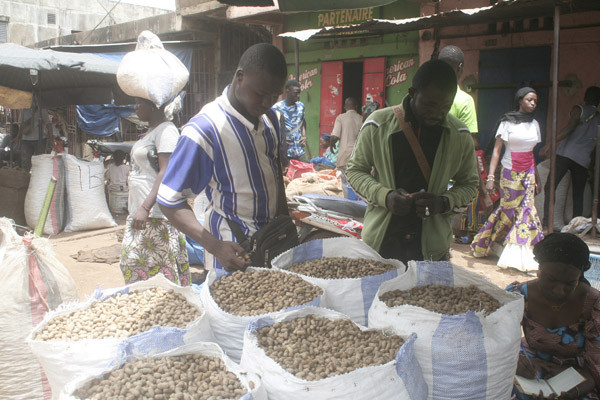 L’arachide : Les vendeurs se frottent les mains
