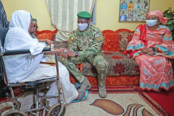 Mois de la solidarité au Mali : Le président Goita chez la doyenne de Bamako