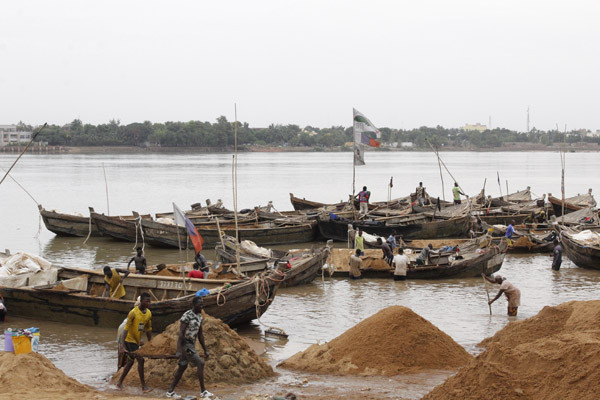 Berges du fleuve Niger : L’industrie du sable