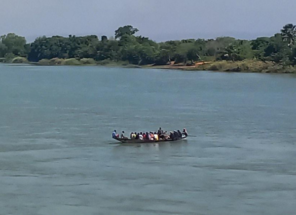 Niakaléna : Les écoliers utilisent un rafiot pour la traversée du fleuve