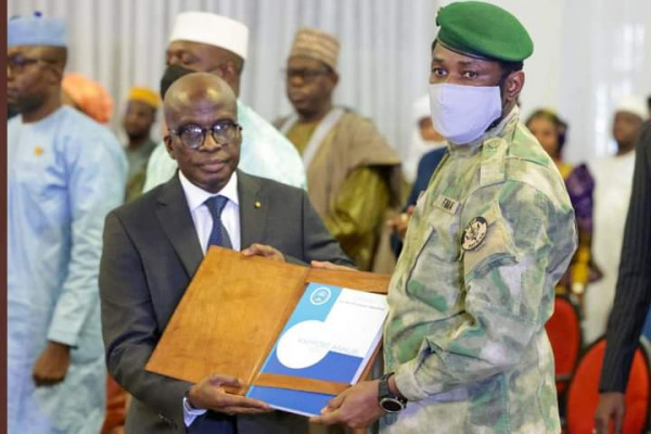 Mali : Le Vérificateur général remet son rapport 2021 au chef de l’État
