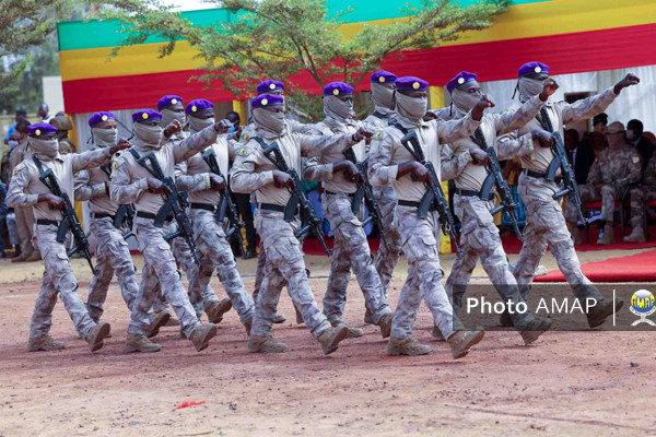 Forces armées maliennes : 439 recrues des forces spéciales présentées au drapeau
