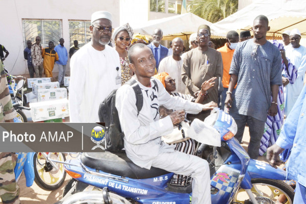 Mali : Œuvres sociales du président de la Transition : Des vivres et des motos aux personnes vivant avec un handicap