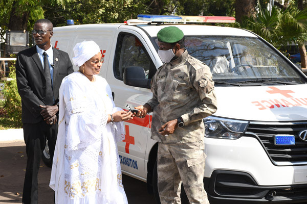 #Mali : Renforcement des structures de santé : 33 ambulances mises à disposition par le président de la transition
