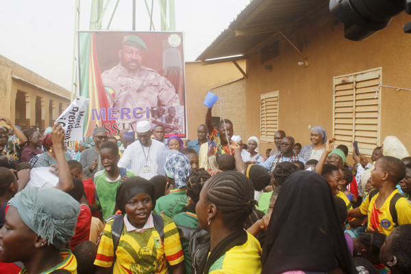 #Mali :Groupes scolaires de Kalaban-Koura et Faladié-Sokoura :  Le président de la Transition leur offre deux forages