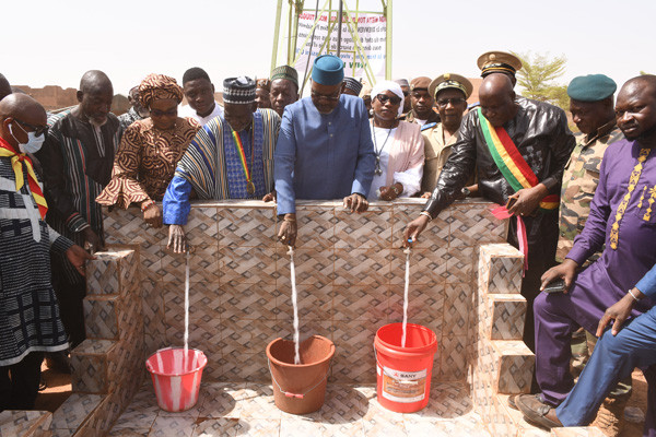 #Mali : Œuvres sociales du président de la Transition : Inauguration de deux forages à Farako et Sirakoro-Méguétana