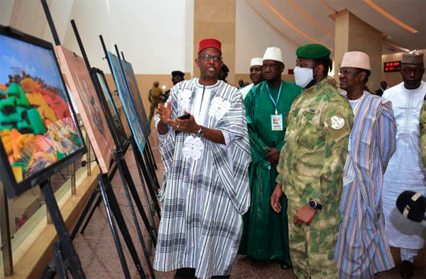 #Mali : Art et paix :  Le président Assimi Goïta visite l’exposition peindre la paix