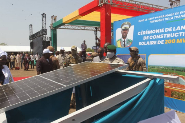 #Mali : Le chef de l’État lance les travaux de construction de la Centrale solaire de 200 Megawatts de Sanankoroba