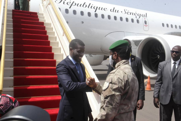 #Mali : Le président Bassirou Diomaye Faye accueilli par le colonel Assimi Goïta