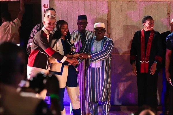 #Mali : Nuit du pagne tissé : Mme Kadidia Sidibé remporte le trophée du meilleur styliste