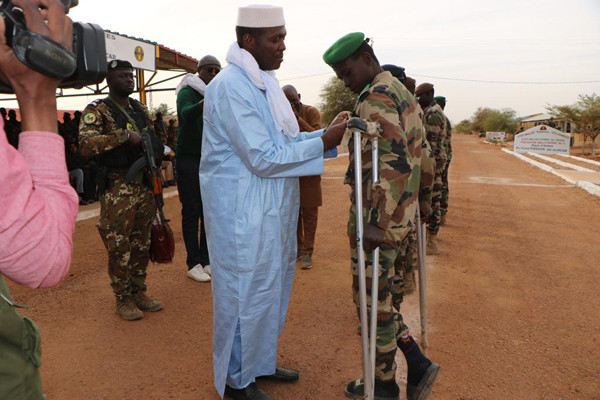 #Mali : Gao : Le ministre d’État décore dix blessés de guerre