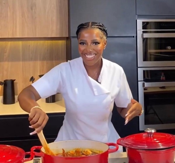 Nouveau record Guinness lancé : Hilda Baci tente de battre le record mondial de la plus grande marmite de riz jollof