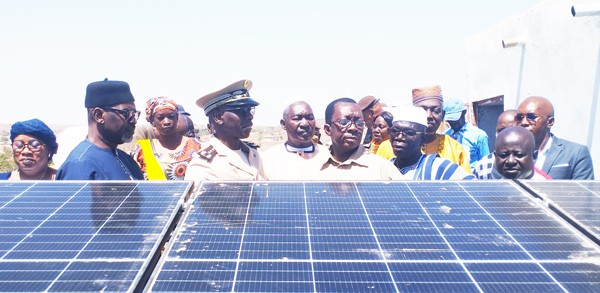 Koulikoro : le président de la transition offre des kits solaires aux artisans