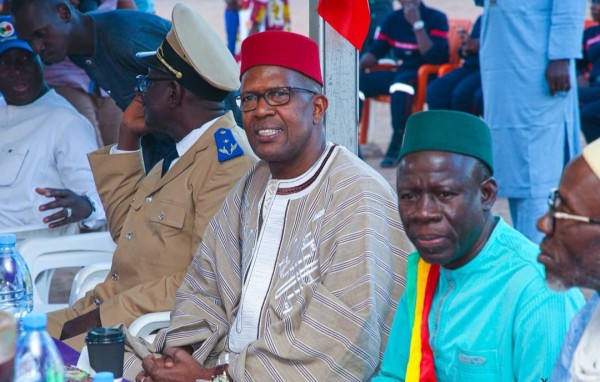 Le ministre Daffé en toute convivialité avec les habitants de la commune IV