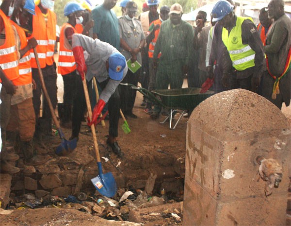 Assainissement : La mairie du district de Bamako lance une opération de curage des caniveaux